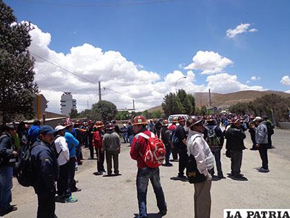 Mineros de Colquiri se movilizaron en puertas de Vinto