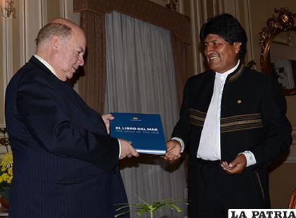 José Miguel Insulza, cuando fungía como Secretario General de la OEA, recibió el Libro del Mar del Presidente Morales /ABI