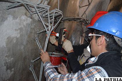 Técnicos del laboratorio de la UTO, hacen ensayos de resistencia de materiales