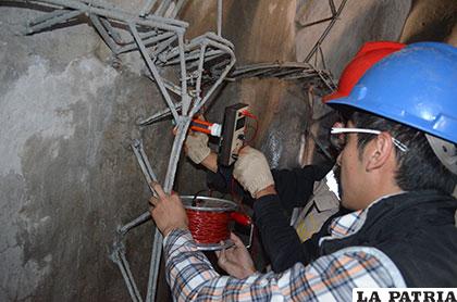 Técnicos del laboratorio de la UTO, hacen ensayos de resistencia de materiales