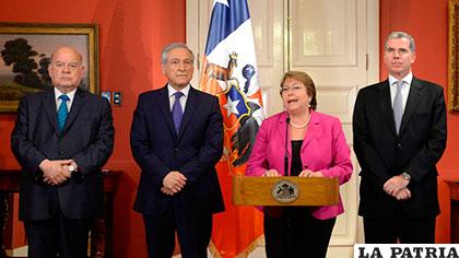 José Miguel Insulza (Izq.), nuevo Agente de Chile ante la CIJ, el Canciller Heraldo Muñoz y la presidenta Bachelet /t13.cl