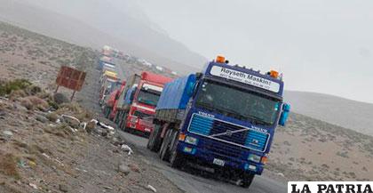 Miles de camiones permanecen en la frontera con Chile a la espera de entregar su mercadería /eldeber.com.bo