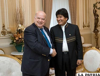 El nuevo agente de Chile ante la CIJ, José Miguel Insulza y el Presidente Evo Morales /abi.bo