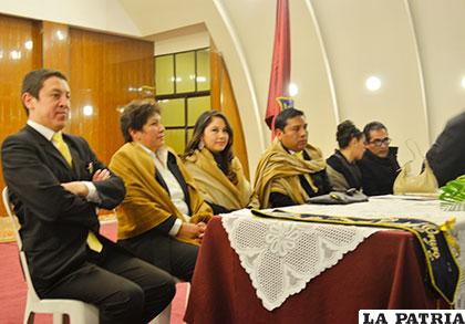 Dirigentes e invitados especiales en la sesión de honor, en homenaje a la fundación de la Morenada Central Oruro