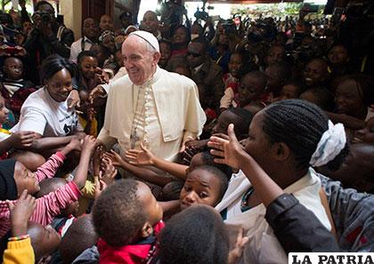 El Papa recibe el calor humano en su primera gira por África /expreso.com.pe
