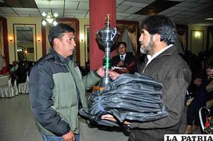 Entrega de premio al capitán del equipo campeón en fútbol de salón