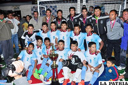 Integrantes de la selección orureña con el trofeo de campeón