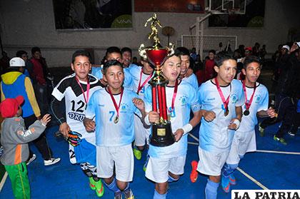 Vuelta olímpica del seleccionado orureño con el trofeo de campeón