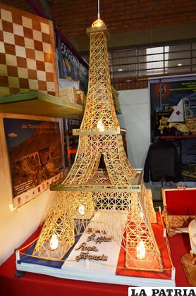 La torre Eiffel que tiene 4.500 palillos de fósforos