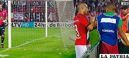 Durante la acción del golpe de Sánchez al alcanzapelotas