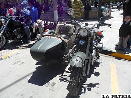 Motocicleta antigua que será expuesta en Machacamarca