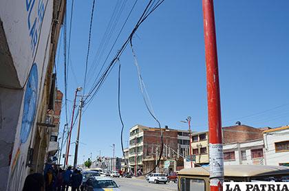 Cable cuelga peligrosamente en la 6 de Agosto