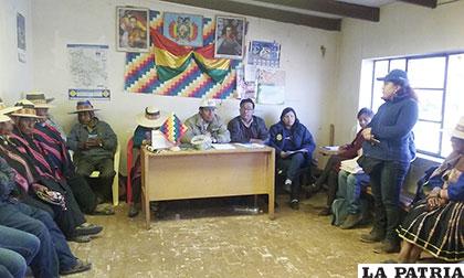 Reunión con los comunarios para la entrega del dinero en compensación por afectaciones