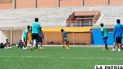 La plantilla de jugadores de EM Huanuni se alistó con todo para el cotejo ante Aurora
