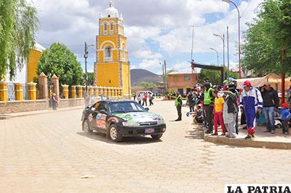 Los coches ingresaron en competencia por la plaza principal