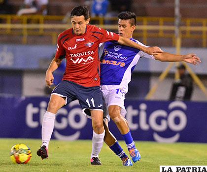 Edivaldo Rojas disputa la pelota con Rolando Ribera
