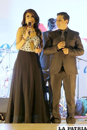 Fabiola Gutiérrez y Víctor Soria fueron los presentadores de la Pasarela Tu espacio