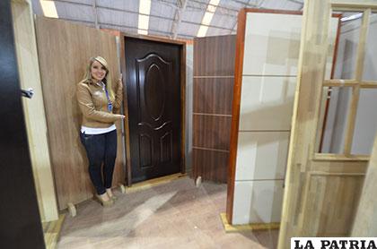 Elegantes puertas que esperan por un comprador