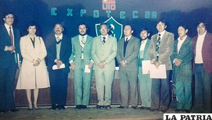 Parte del equipo de la Dirección de Investigación y Extensión Científica (DIE), de la UTO (Organizadores de Expotec 1986). Eduardo Soliz, NN, Antonio Revollo, Willy Velásquez, Máximo Villagra, René Antezana, Carlos García, Carlos Acevedo, Edmundo Guibarra y Severo Choque (+). 
(FOTO: ANTONIO REVOLLO)