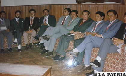 Funcionarios de la Dirección de Investigación y Extensión Científica de la UTO en 1989. NN, Julio Altamirano, Adolfo Villavicencio, Antonio Revollo, Eduardo Soliz, Willy Velásquez, Antonio Salas, Edmundo Guibarra, Humberto Paiva y Carlos Acevedo.
(FOTO: ANTONIO REVOLLO)