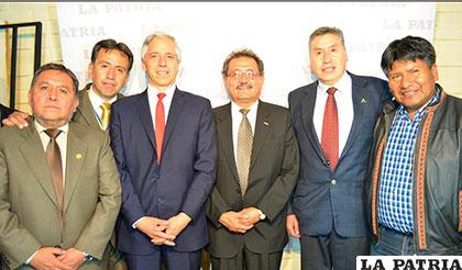 Autoridades que apoyan el de-
sarrollo de Expoteco 2015. Carlos Antezana (rector de la UTO), Oscar Valenzuela (administrador campo ferial 