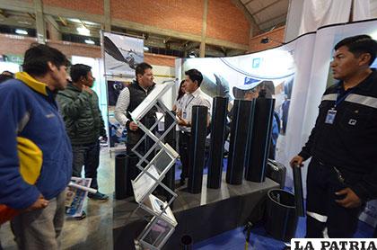 Visitantes interesados en el stand de Plastiforte