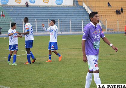 Ronald Puma fue autor del segundo gol de San José, celebra la conquista con Ariel Juárez y Augusto Andaveris /APG
