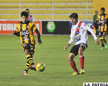 Diego Wayar disputa la pelota con Osvaldo Hobecker /APG