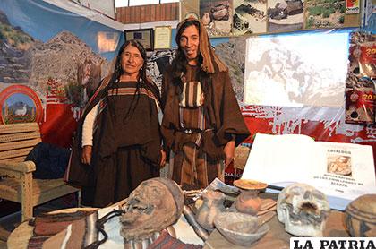 Vestimenta chullpa junto con la promoción del Centro Arqueológico de Alcaya