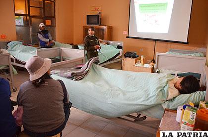 La uniformada Daysi Canaza durante su explicación a los pacientes del Hospital General