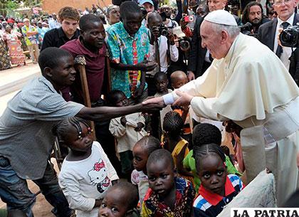 El Papa Francisco visitó un campo de desplazados en la República Centroafricana /republica.com 