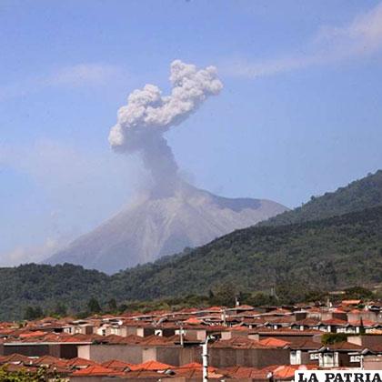 Columna de ceniza lanzada por el 
Volcán de Fuego en Guatemala /hoychile.cl