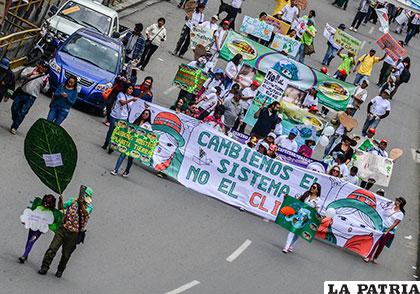Marcha de concienciación por el cambio climático en La Paz