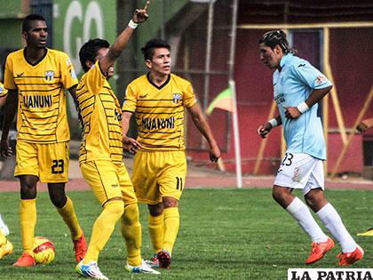 El festejo de los jugadores de EM Huanuni tras el gol que anotaron
