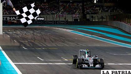 El momento en que Rosberg cruza la meta, se bajó la bandera a cuadros de la temporada 2015