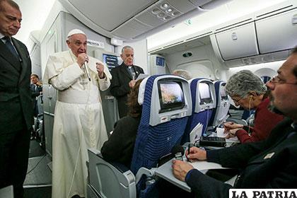El Papa Francisco brinda una conferencia de prensa durante su viaje en avión