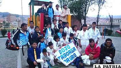 La delegación de Oruro que asistió a la competencia nacional