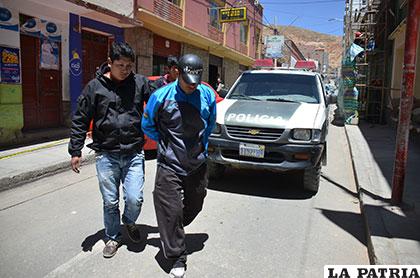 El aprehendido, con la cabeza gacha, es llevado a la Felcc
