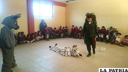 El elenco de Paquito en la instrucción de educación vial