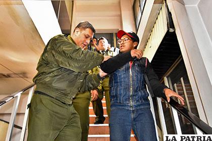 Sacan a la fuerza al reportero gráfico de Página Siete /APG