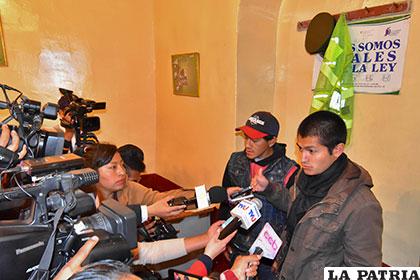 Los dos trabajadores de la prensa ante sus colegas /APG