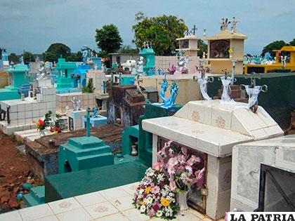 Piden que las flores las pongan en arena o utilicen flores artificiales