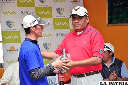 Germán Alonzo (izquierda) recibe el trofeo de Valdivia