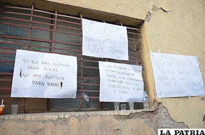 Pancartas en la pared del Centro de Reintegración Social 