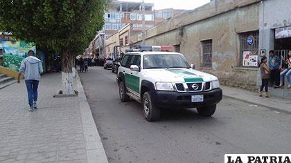 La calle Aroma fue bloqueada por dos vehículos policiales mientras duró la audiencia