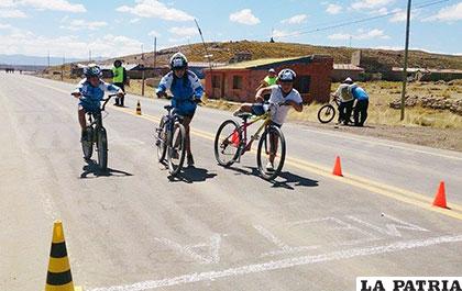Deportistas que practican el triatlón en Oruro