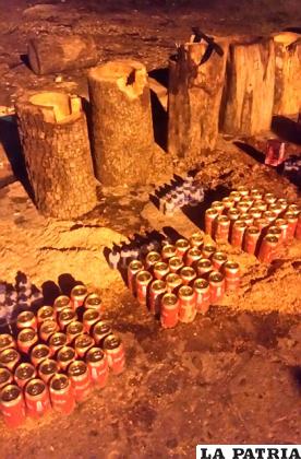 Las latas de cerveza y el alcohol fueron hábilmente escondidas en la carga de madera