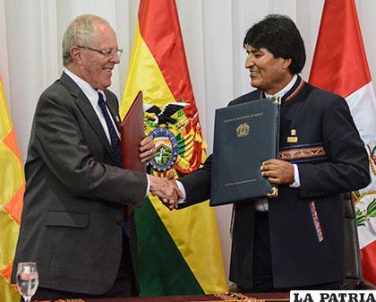Los presidentes de Perú y Bolivia, Pedro Pablo Kuczynski y Evo Morales respectivamente /APG