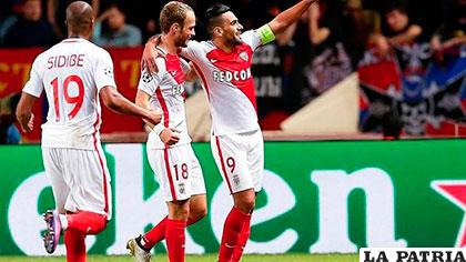 Falcao, capitán del Mónaco, celebra con sus compañeros