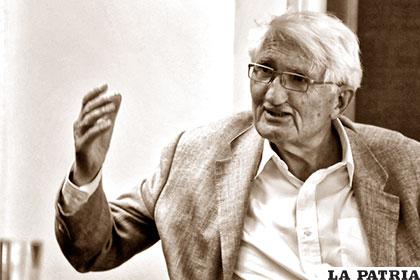 Jürgen Habermas nació el 18 de junio de 1929 y se lo conoce por ser uno de los más renombrados exponentes de la teoría crítica del siglo XX